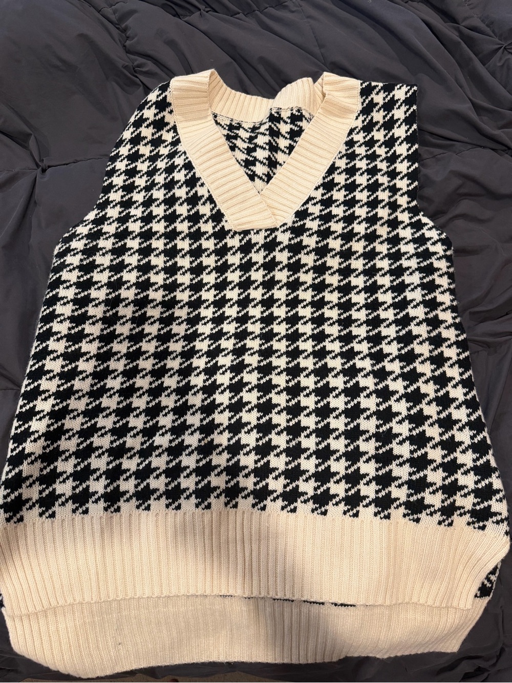 Houndstooth V-Neck Knit Sweater Vest in Black and Cream